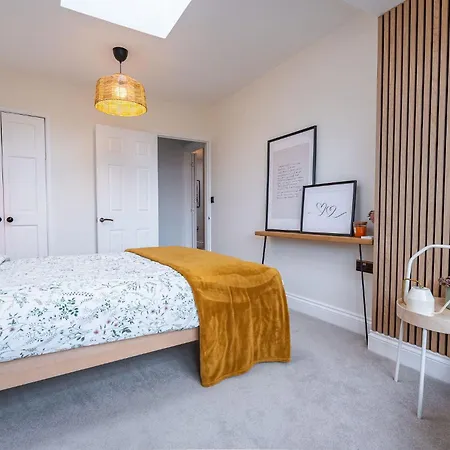 Nature Inspired Bungalow With 3 Rooms - 10 Mins From Manchester Airport Timperley Exterior photo