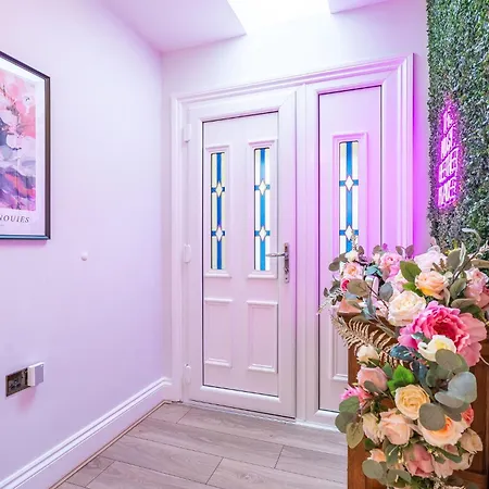 Nature Inspired Bungalow With 3 Rooms - 10 Mins From Manchester Airport Timperley Exterior photo