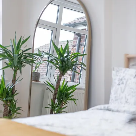 Nature Inspired Bungalow With 3 Rooms - 10 Mins From Manchester Airport Timperley Exterior photo