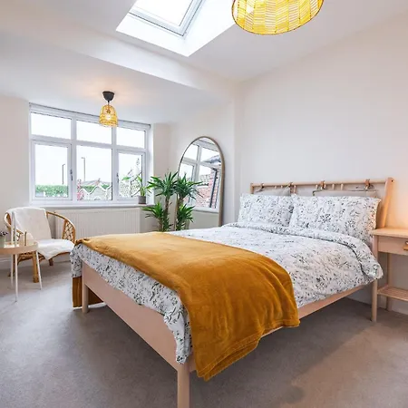 Nature Inspired Bungalow With 3 Rooms - 10 Mins From Manchester Airport Timperley Exterior photo