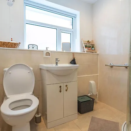 Nature Inspired Bungalow With 3 Rooms - 10 Mins From Manchester Airport Timperley Exterior photo