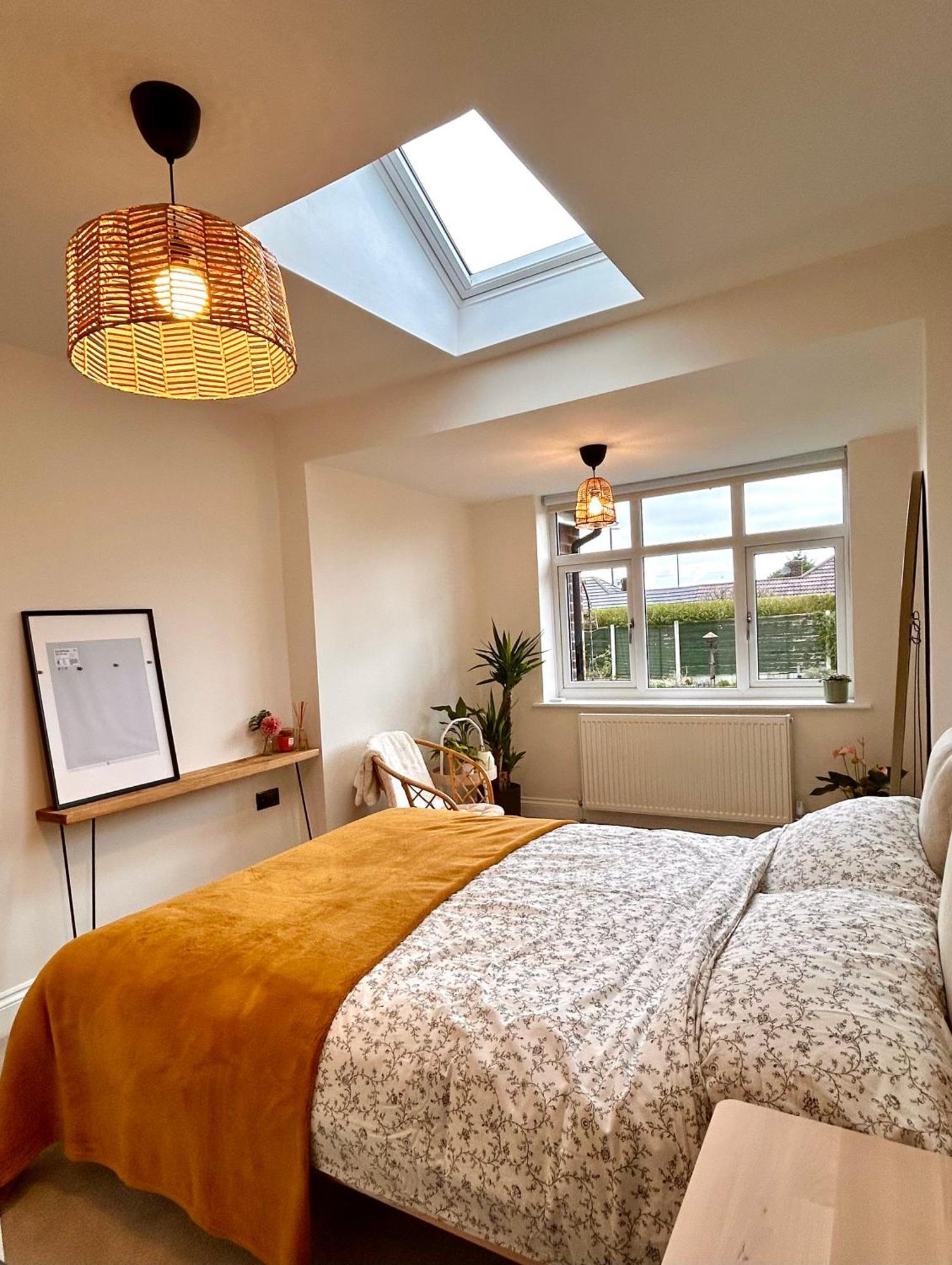 Nature Inspired With 3 - 10 Mins From Manchester Airport Holiday home *