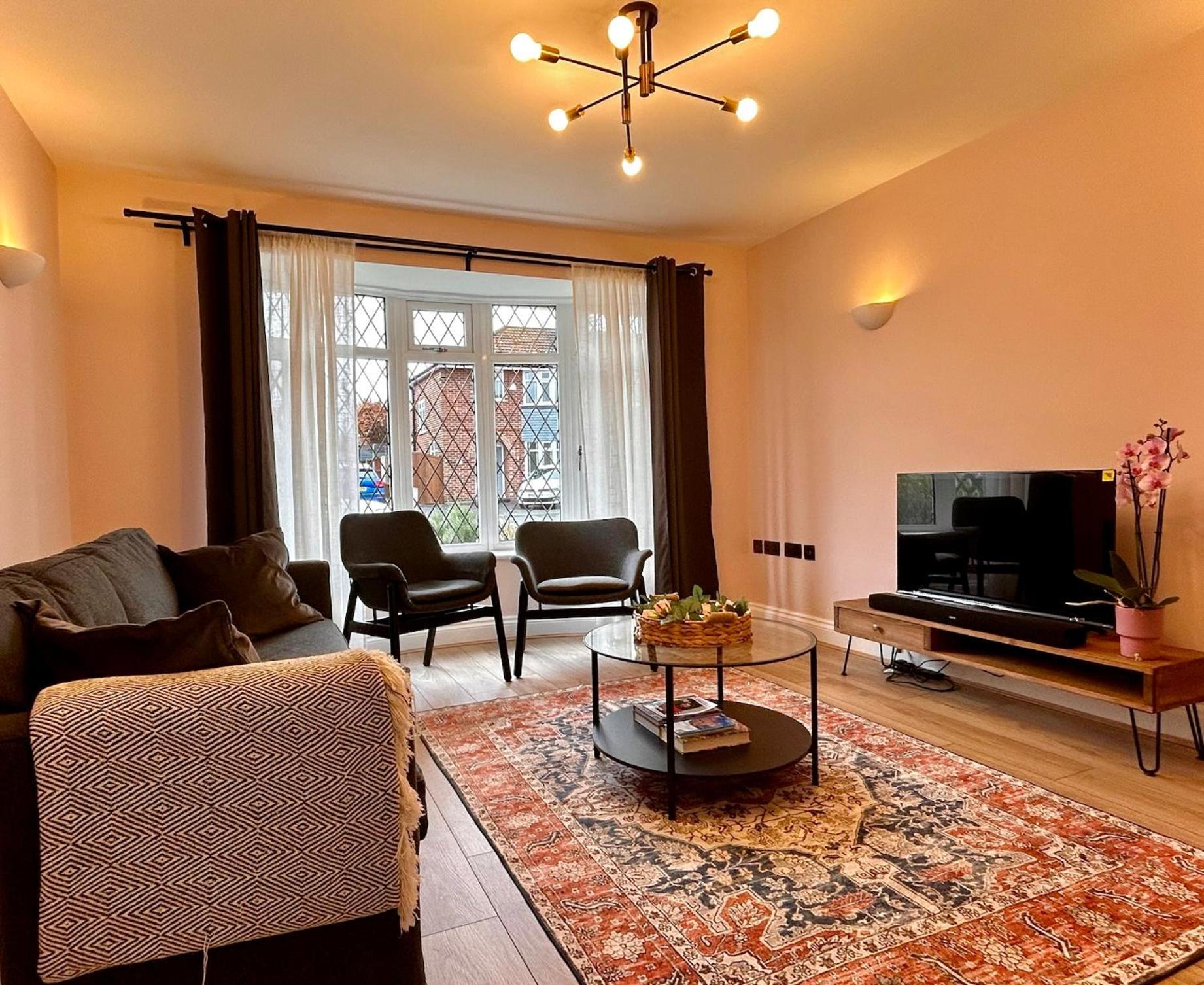 Nature Inspired With 3 - 10 Mins From Manchester Airport