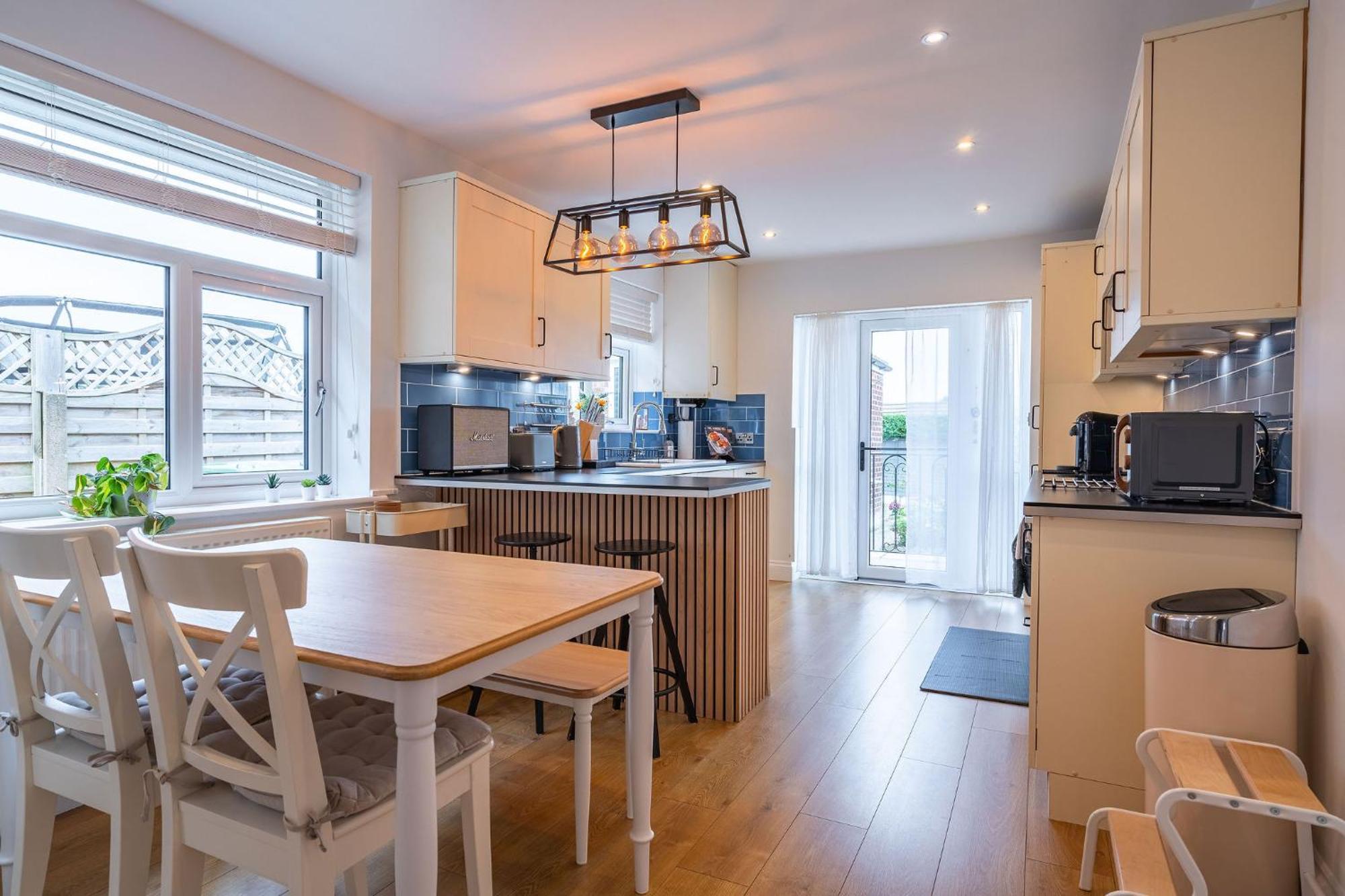 Nature Inspired With 3 - 10 Mins From Manchester Airport Holiday home *