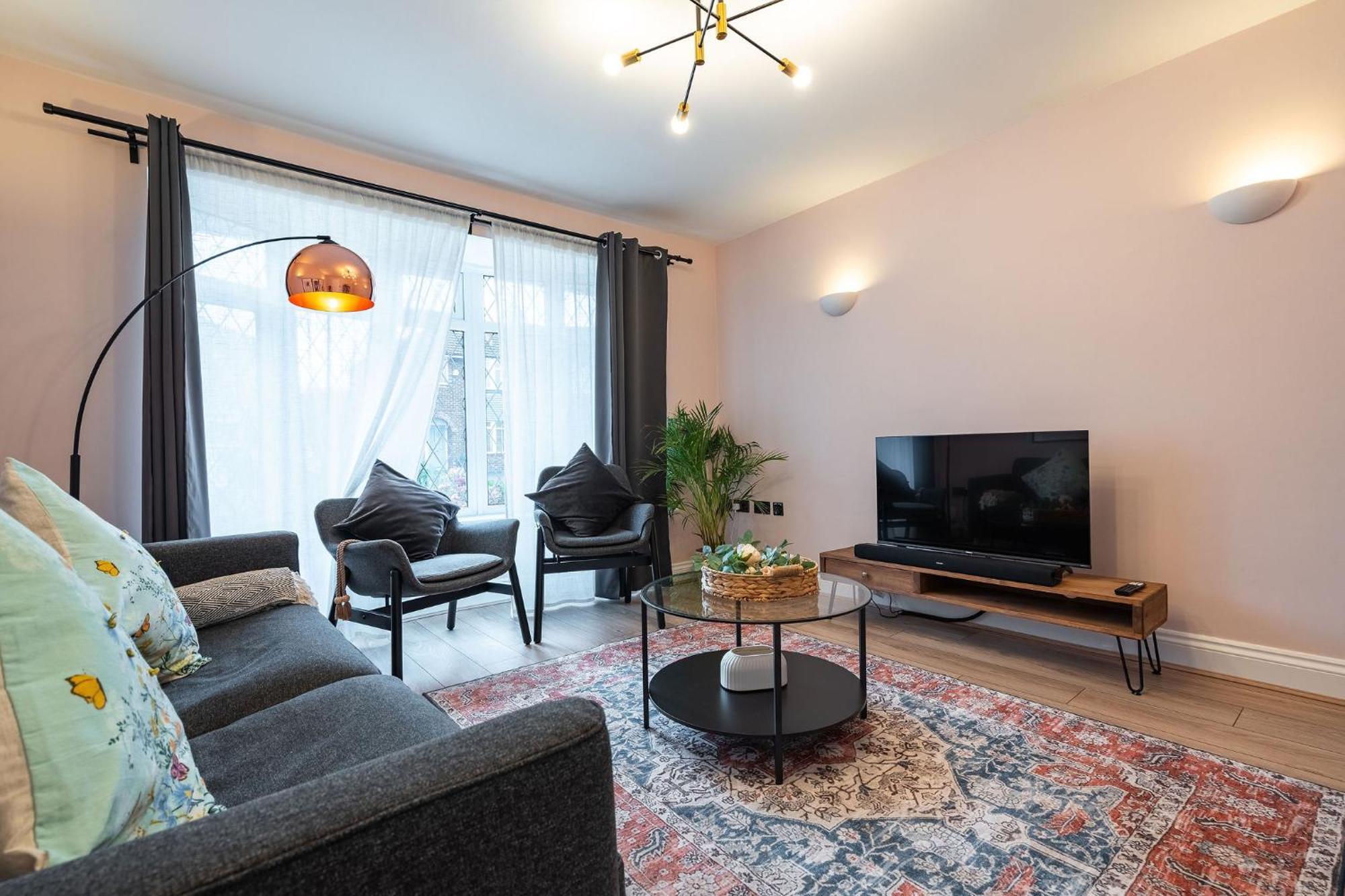 Holiday home Nature Inspired With 3 - 10 Mins From Manchester Airport *