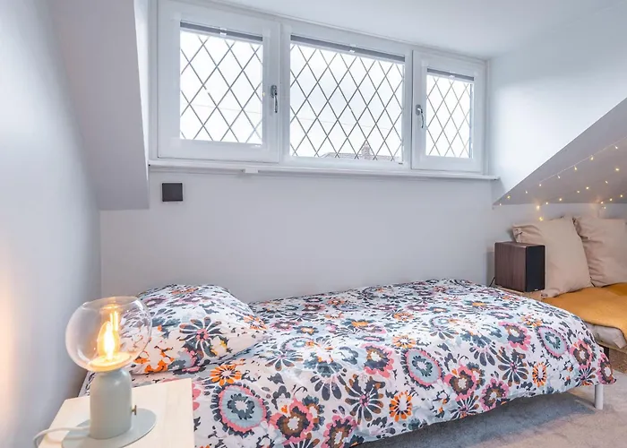 Nature Inspired Bungalow With 3 Rooms - 10 Mins From Manchester Airport