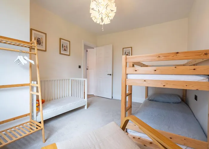 Nature Inspired Bungalow With 3 Rooms - 10 Mins From Manchester Airport